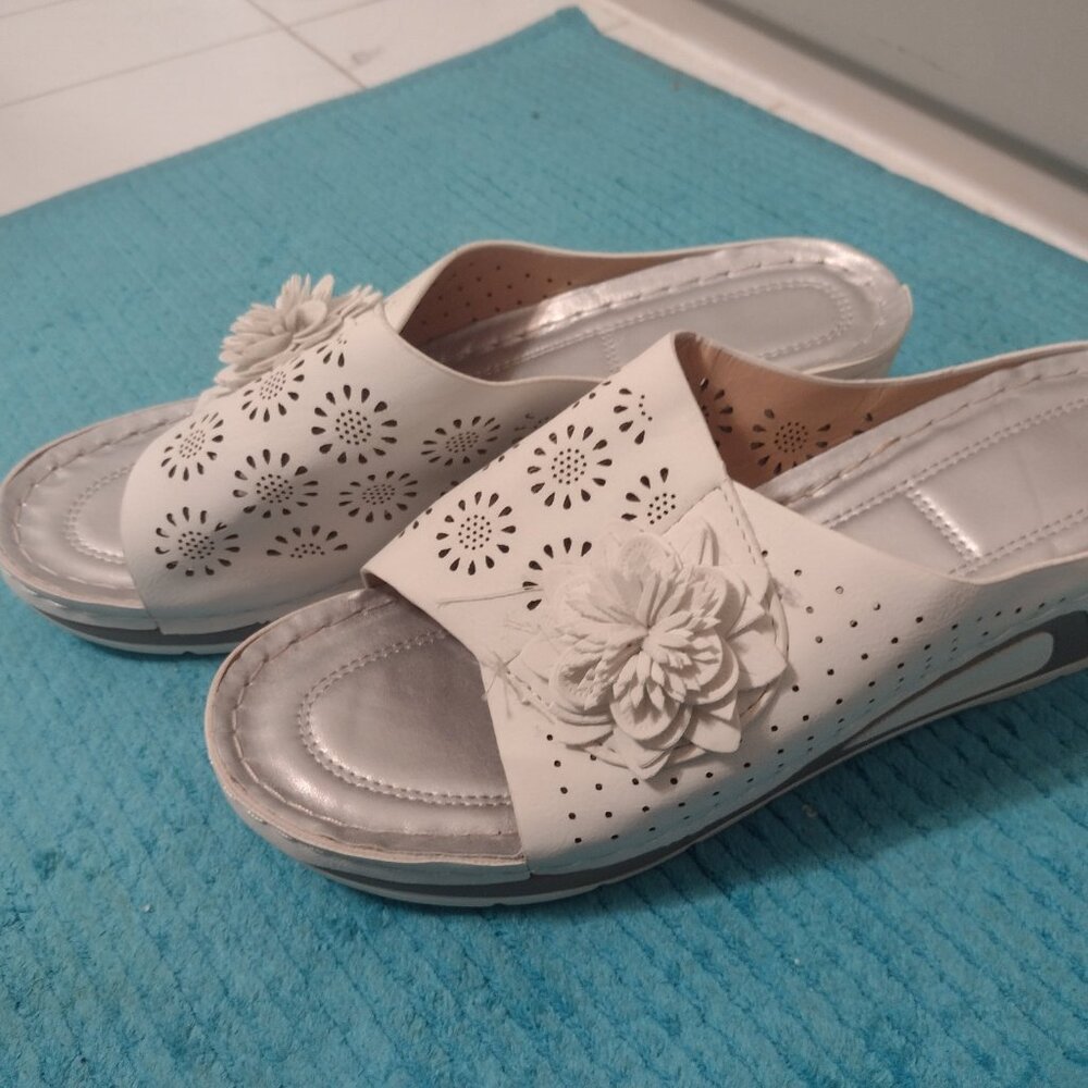 NEW Women's 9/10 platform sandals
